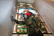 Restaurationstechniker Lorenz Stöckli reinigt mit einem Kautschukschwamm die Wand. (Bild: Marion Wannemacher (Alpnach, 11. Januar 2019))