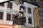 Die Sarner Fasnachtshexe wird platziert. (Bild: PD (12. Januar 2019))
