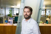 Gallus Hälg im Treuhandbüro, das er in dritter Generation führt. (Bild: Thomas Hary)