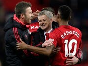 Trainer Ole Gunnar Solskjaer (Mitte) siegt mit Manchester United auch bei Tottenham (Bild: KEYSTONE/AP/TIM IRELAND)
