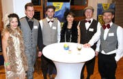 Der Vorstand des Gewerbevereins präsentierte sich in Kleidern aus der Zeit der «Roaring Twenties»: Lucia Lazzaro, Yves von Dach, Silvan Baumgartner, Leila Saladin, Rolf Raschle und Bernhard Gmür (von links). (Bild: Philipp Stutz)