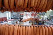 Für die Metzger, hier der Baarer Christian Rogenmoser, ist die Fasnacht die Wienerli-Zeit schlechthin. (Bild: Stefan Kaiser (Baar, 4. Februar 2015))
