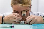 Eine Lernende an der Uhrmacher-Fachschule Cifom in Le Locle. (Patrick Hürlimann/Keystone, 21. Juni 2018)