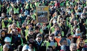 Friedlicher Gelbwesten-Protest am Samstag in der südfranzösischen Stadt Nîmes. (Bild: Guillaume Horcajuelo/EPA)