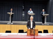 Die Kandidaten Tobias Gross, Sacha Thür und Thomas Bitschnau sind bereit. Vorne spricht Gemeindepräsident Max Soller. (Bild: Tobias Bolli)