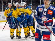 Der HC Davos bejubelt im ausverkauften Hallenstadion den ersten Sieg seit dem Spengler Cup (Bild: KEYSTONE/MELANIE DUCHENE)