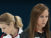 Am Canadian Open im Final: die Skips Silvana Tirinzoni (links) und Rachel Homan (Bild: KEYSTONE/EPA/JAVIER ETXEZARRETA)