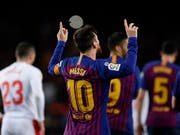Lionel Messi bedankt sich beim Himmel: Er schoss für den FC Barcelona sein 400. Meisterschaftstor (Bild: KEYSTONE/AP/MANU FERNANDEZ)