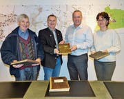 Kassier Paul Sonderegger, Präsident Anton Schächle und Aktuarin Esther Grässli überreichen Gemeindepräsident Fredy Schöb (2. von rechts) die Akten der Brunnenkorporation. (Bild: Hanspeter Thurnherr)