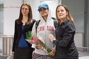 Al-Qunun (Mitte) wurde am Samstag von Ministerin Freeland (rechts) empfangen. (Bild: Chris Young/AP (Toronto))