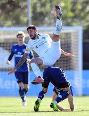 Zwischen Leonel Mosevich und Jann-Fiete Arp (HSV) geht es zur Sache. (Bild: Valeria Witters/Freshfocus)