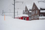 Ein Zug im Bahnhof von Andermatt, umhüllt von Schnee. (Bild: Urs Flüeler / Keystone (Andermatt, 13. Januar 2019))