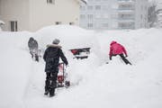 Ein Auto wird in Göschenen aus den Schneemassen ausgegraben. (Bild: Urs Flüeler / Keystone, 13. Januar 2019