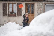 Die Schneeräumungsarbeiten während den heftigen Schneefällen laufen am Montag in Wassen im Kanton Uri auf Hochtouren. (Bild: KEYSTONE/Urs Flüeler)