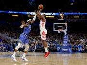Trotz 38 Punkten: Es war nicht der Abend von James Harden (im weissen Rockets-Dress) (Bild: KEYSTONE/AP/JOHN RAOUX)