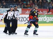 Tristan Scherwey musste gegen Zug schon früh vom Eis (Bild: KEYSTONE/PETER KLAUNZER)
