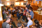 Beim grossen «Stubetä»-Finale nach Mitternacht musizierten 24 Musikanten gemeinsam. (Bild: Georg Epp, Flüelen, 12. Januar 2019)