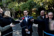 Griechenlands Premierminister Alexis Tsipras steht der Presse Red und Antwort nach dem Rücktritt von Verteidigungsminister Panos Kammenos. (Bild: Yorgos Karahalis/AP (Athen, 13. Januar 2019)