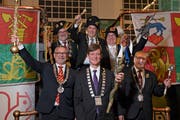 Die erste Zusammenkunft der Fasnachtsgewaltigen im Schalander auf dem Eichhof-Areal (hintere Reihe, von links): Gallivater René Flad, Wey-Zunftmeister Hebi Lörch, Fritschivater Reto Schriber; (vorne, von links) MLG-Präsident Mike Oswald, LFK-Präsident Mike Hauser und Fidelitas-Dominus Erwin Kretz. (Bild: Corinne Glanzmann (Luzern, 14. Januar 2019))