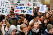 Letzten Dezember demonstrierten Schüler in Zürich – nun ziehen die Luzerner in Sachen Klimastreik am Freitag nach. (Bild: Walter Bieri / Keystone)