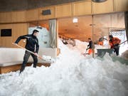 Schneeräumung im stark beschädigten Hotel Säntis auf der Schwägalp nach dem Lawinenabgang. (Bild: KEYSTONE/GIAN EHRENZELLER)