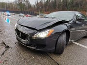 Ein Maserati-Fahrer geriet am Sonntagnachmittag auf der A1 ins Schleudern und prallte gegen die Lärmschutzwand. Der Sachschaden beträgt rund 25'000 Franken. (Bild: Handout Kantonspolizei Aargau)