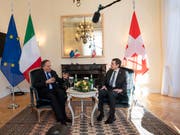 Bundesrat Ignazio Cassis (rechts) hat am Montag in Lugano den italienischen Aussenminister Enzo Moavero Milanesi (links) zu Gesprächen empfangen. (KEYSTONE/Ti-Press/Pablo Gianinazzi) (Bild: KEYSTONE/KEYSTONE / TI-PRESS/PABLO GIANINAZZI)