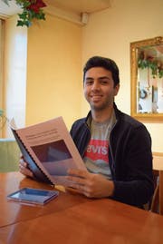 Rami Msallam mit seiner Maturaarbeit und seiner CD «The Exodus». (Bild: Evi Biedermann)