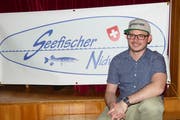Präsident Simon Rohrer vor dem Vereinsplakat. (Bild: Franz Niederberger)