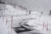 Die Strasse zwischen Göschenen und Andermatt ist wegen Lawinengefahr bis auf weiteres geschlossen. (Bild: KEYSTONE/Urs Flüeler)