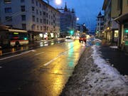 Die Fahrbahnen an der Zürcher Strasse im Lachen-Quartier sind schneefrei. Um die Schneehaufen links und rechts der Strasse werden sich die Räumungsequipen in den nächsten Tagen kümmern. (Bild: Reto Voneschen - 14. Januar 2019)