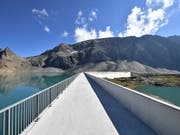 Das Kraftwerk Linth-Limmern steigerte im Geschäftsjahr 2017/18 die Produktion. (Bild: KEYSTONE/GIAN EHRENZELLER)