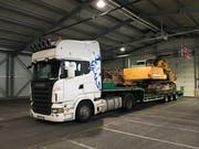 Der serbische LKW war mit einem 30 Tonnen schweren Raupenbagger beladen. (Bilder: EZV)