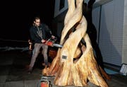 Gekommen, um zu bleiben: Die Figur «Verwundern», die seit gesten in Menzingen dauerhaft zu sehen ist, wird hier vom Künstler Patrick Barmet spektakulär enthüllt. (Bild: Stefan Kaiser (14. Januar 2019))