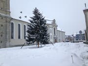 Der grosse Christbaum steht immer noch auf dem Klosterplatz. Der grosse Schnee hat bisher den Abbau verzögert. (Bild: Reto Voneschen - 12. Januar 2019)