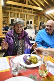 Für viele Gäste ist das Flambieren der Wurst der Höhepunkt des Essens. (Bild: Rita Kohn)