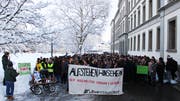 Schüler im Streik: Wer weiterhin an den Klimastreiks teilnehmen will, dem wird eine unentschuldigte Absenz eingetragen. (Bild: Luca Ghiselli)