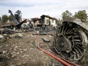 Bei einem Flugzeugunglück im Iran sind 15 Menschen ums Leben gekommen - das Frachtflugzeug der Luftwaffe krachte bei der Notlandung in ein Wohngebiet. (Bild: KEYSTONE/EPA MIZAN NEWS AGENCY/HASSAN SHIRAVANI)