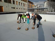 Die Jubla-Gruppe beim Eisstockschiessen. (Bild: Ruedi Wechsler)