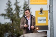 Der Erfinder und Geschäftsführer der Taxito AG posiert bei der neuen Taxito Haltestelle in Luthern. (Bild: Urs Flüeler / Keystone, 14. Januar 2019)