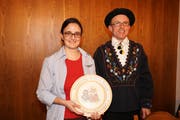Präsident Martin Müller heisst Erika Herger als neues Ehrenmitglied in der Trachtengruppe Spiringen willkommen. (Bild: Franz Imholz, Spiringen, 12. Januar 2019)