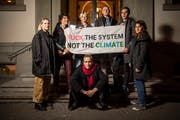 Schülerinnen und Schüler der Kantonsschule am Burggraben machen auf den ersten Klimastreik vom 21. Dezember 2018 aufmerksam. (Bild: Benjamin Manser - 20. Dezember 2018)