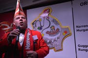 Bei der Mottopräsentation am 11.11.: Murganesenpräsident Ivan Gubler und die Plakette im Hintergrund. (Bild: Mathias Frei)
