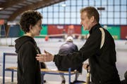 Philipp Dillschneider, Cheftrainer von Tennis Zentralschweiz, im Gespräch mit U16-Spieler Andrin Casanova aus Weggis. Bild: Pius Amrein (Kriens, 11. Januar 2018)