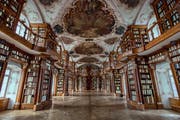 Der berühmte barocke Saal der Stiftsbibliothek. (Bild: Urs Bucher - 18. Dezember 2018)