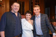 Aufzeichnung des «Samschtig-Jass» in Engelberg (von links): Schiedsrichter Jörg Abderhalden, Stargast Francine Jordi und Moderator Reto Scherrer. (Bild: SRF/PD)