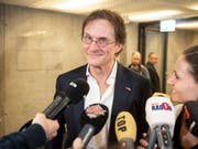 Arno Del Curto wurde in Zürich von einer grossen Medienschar empfangen (Bild: KEYSTONE/ENNIO LEANZA)
