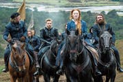Mary (Saoirse Ronan) reitet durch ihr Schottland. Die Kostüme von Alexandra Byrne hätten eine Oscarnominierung verdient. (Bild: Universal)