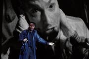 Doppeltes Spiel auf Vorderbühne (Vuyani Mlinde als Leporello) und Leinwand (Flurin Caduff als Masetto). (Bild: LT/Luzerner Theater)