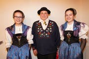 Markus Gisler gewinnt die Jahresmeisterschaft der Trachtengruppe Spiringen. Ihm folgt Annika Imholz (links) als Zweitplatzierte und Pia Imholz auf dem dritten Rang. (Bild: Franz Imholz, Spiringen, 12. Januar 2019)